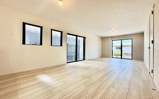 《リビングダイニング》 ■豊かな光が照らすこの場所は、たわいもない会話を楽しみ、ゆったりとした時間を過ごす場所。家族の日常が刻まれる大切な空間です。自然光に溢れるこの空間はリフレッシュにピッタリです。