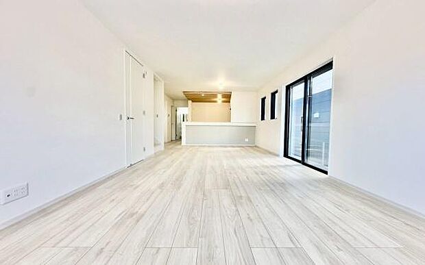 《リビングダイニング》 ■大画面TVも余裕、インテリアプランが考えやすいワイドなリビング。家族がしぜんに集まる広さ、お子様が思わず走り出す大空間。