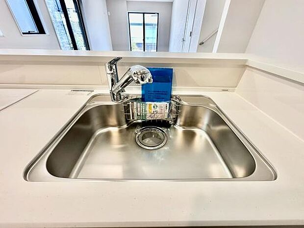 《キッチン》 ■ステンレス製シンク。幅と奥行きがありますので、食器洗時のストレスも減りそうです。