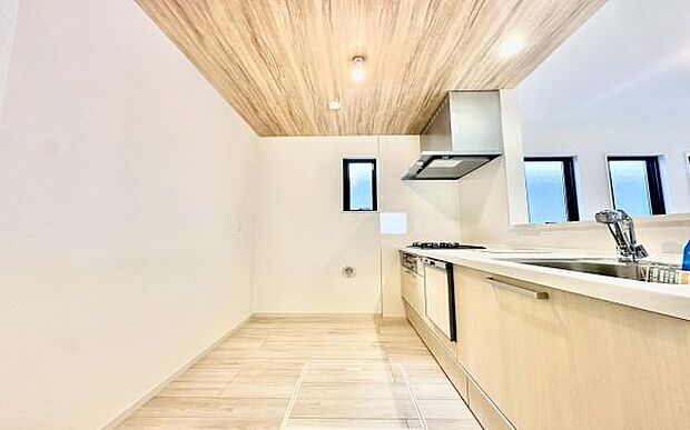 《システムキッチン》 ■大型冷蔵庫や食器棚を置いても余裕なスペース。