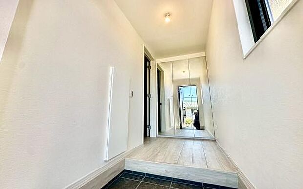 《玄関》 ■シューズボックス付きで玄関もスッキリ。