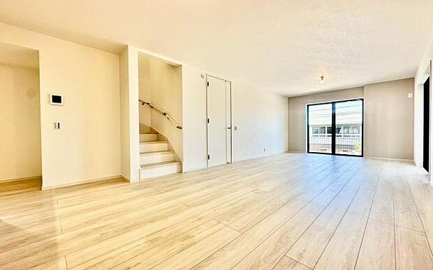 《リビングダイニング》 ■上質な時間を育む暮らしのメインステージ。寛ぎとご家族とのコミュニケーションを育む居心地のよい場所。