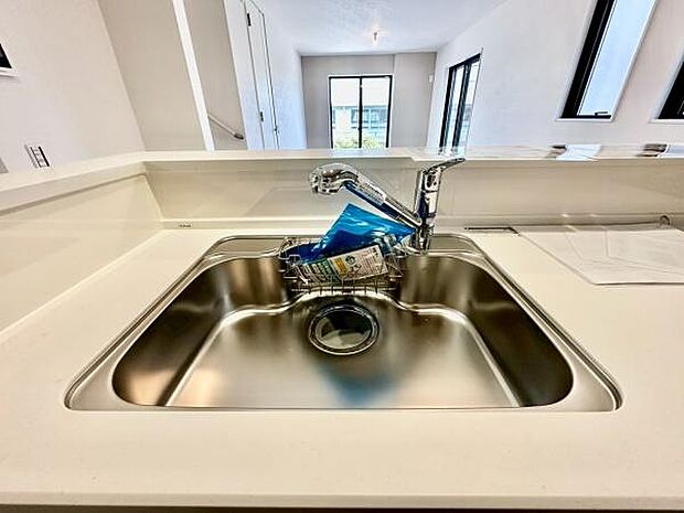 《キッチン》 ■ステンレス製シンク。幅と奥行きがありますので、食器洗時のストレスも減りそうです。