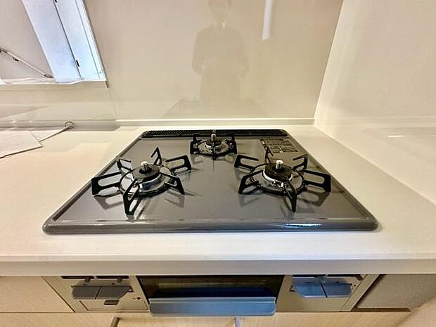 《三口ガスコンロ》 ■毎日料理をする方、家族の分まで作られる方には必須の三口ガスコンロ。同時進行が可能で効率よく、楽しく料理ができます