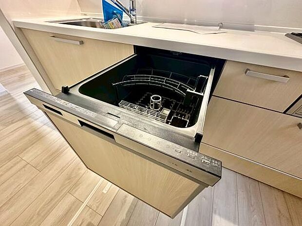 《食器洗い乾燥機》■食事後もゆっくり過ごせる食器洗い乾燥機を設置。手洗いよりもキレイに洗え、家事効率アップで家族時間が増やせます。