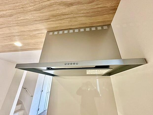 《システムキッチン・レンジフード》 ■機能美際立つスリムなレンジフード。清潔感あるシルバーで、キッチンをモダンに演出します。