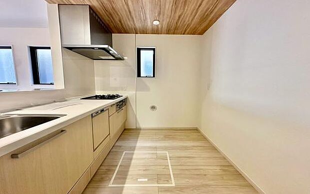 《システムキッチン》 ■大型冷蔵庫や食器棚を置いても余裕なスペース。