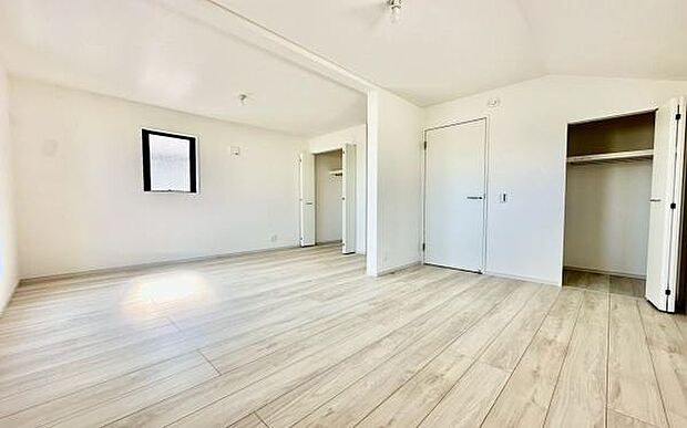 《寝室》 ■心地よい眠りへといざなうしっとりと落ち着いた雰囲気の寝室。