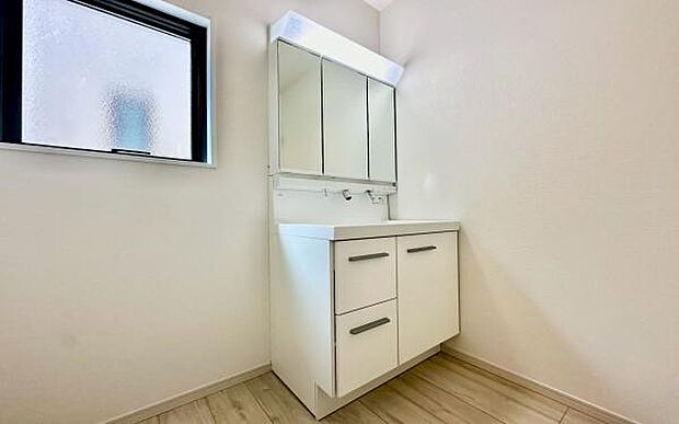 《洗面化粧台》 ■使いやすいシャープなデザインの洗面化粧台。