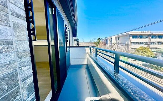 《バルコニー》 ■陽当りも良く、洗濯物も良く乾きそうです。目の前には気持ちの良い青空が広がります。