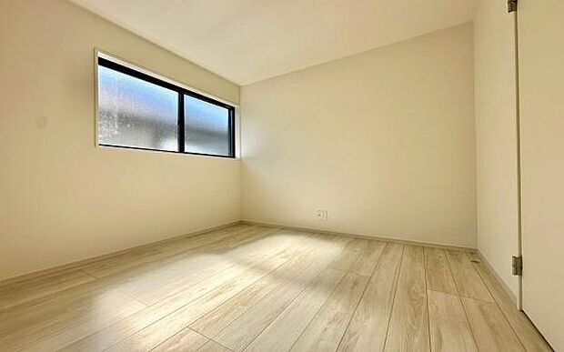 《洋室》 ■型にはまらない多才なプライベートルーム。くつろぎの場としてだけでなく、趣味や仕事のパーソナルスペースとしても活躍するゆったりした洋室。落ち着きがあり個の時間をたっぷり楽しめる快適空間です。