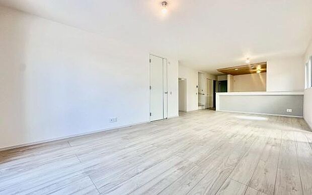 《リビングダイニング》 ■家族が自然と集まって、思い思いにくつろぎ、遊び、語らう、やすらぎの空間。