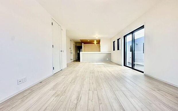 《リビングダイニング》 ■大画面TVも余裕、インテリアプランが考えやすいワイドなリビング。家族がしぜんに集まる広さ、お子様が思わず走り出す大空間。