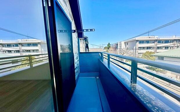 《バルコニー》 ■陽当りも良く、洗濯物も良く乾きそうです。目の前には気持ちの良い青空が広がります。