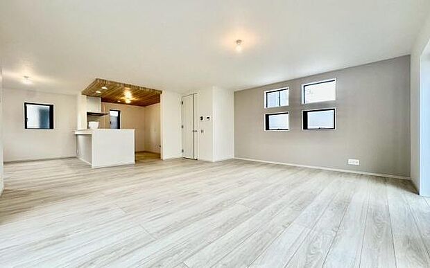 《リビングダイニング》 ■大画面TVも余裕、インテリアプランが考えやすいワイドなリビング。家族がしぜんに集まる広さ、お子様が思わず走り出す大空間。