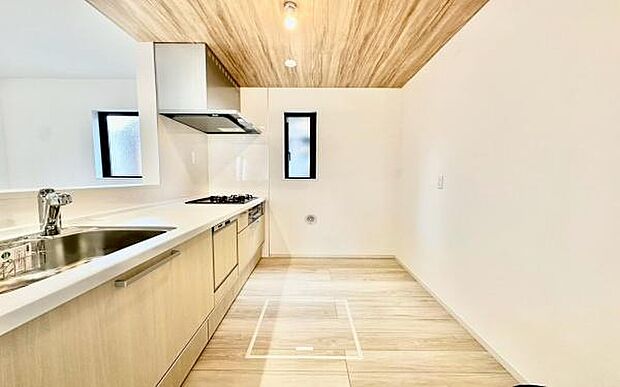 《システムキッチン》 ■家族が集う楽しく親子の会話も弾むキッチン。明るく清潔で使い勝手のいいキッチンには、いつも家族の笑顔があふれています。