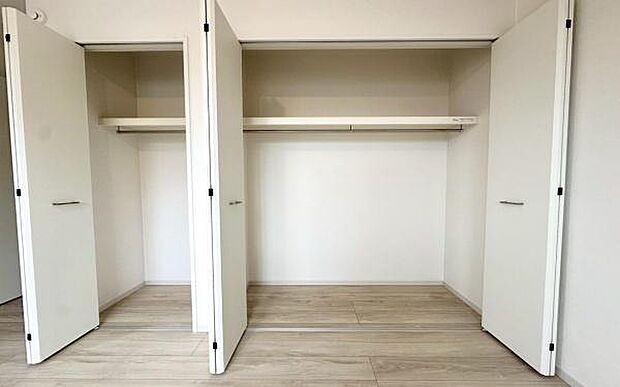 《収納》 ■洋服を機能的に収納できるハンガーパイプのほか、帽子やバッグを置ける枕棚も設置。ゆとりあふれる収納空間です。