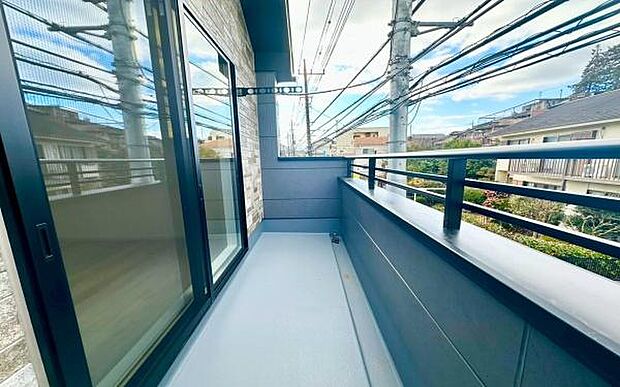 《ルーフバルコニー》　■陽当りも良く、洗濯物も良く乾きそうです。目の前には気持ちの良い青空が広がります。