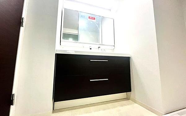《洗面化粧台》　■使いやすいシャープなデザインの洗面化粧台。