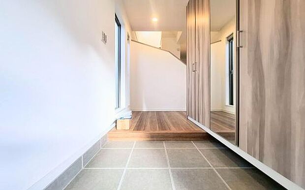 《玄関》　■シューズボックス付きで玄関もスッキリ。