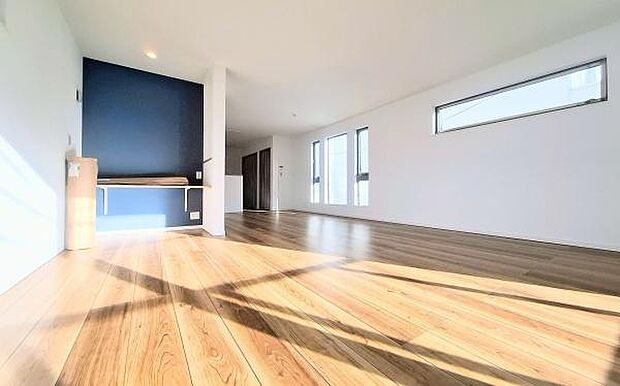 《リビングダイニング》　■ご家族でゆったりとした時間を過ごす場所です。