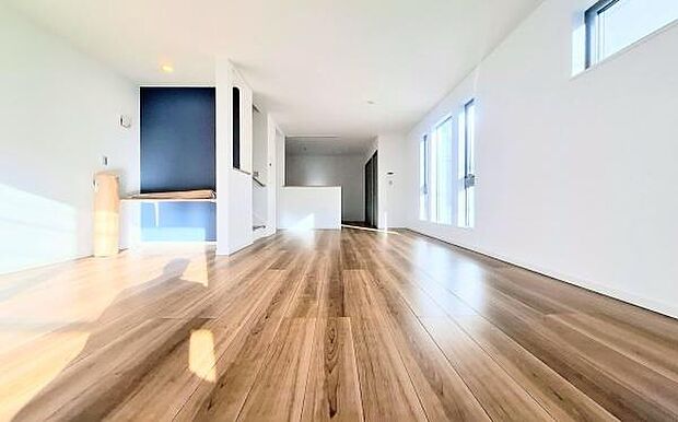 《リビングダイニング》　■開放的で広いリビング。のびのびとくつろげるリビングは、家族のコミュニケーションの場として、みんなが集まる憩いの場所に。