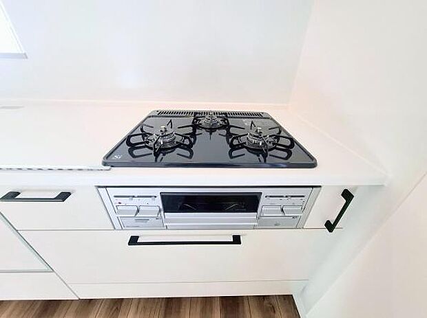 《三口ガスコンロ》 ■3つの炎が奏でる、心地よい暮らし。ビルトインガスコンロとグリルで、本格的な料理も思いのまま。明るく広々としたキッチンで、新しい日常を。