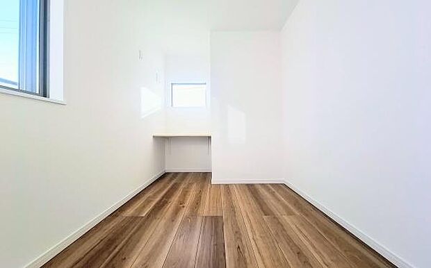 《子供部屋》　■お子様の成長を優しく見守る、明るい子供部屋。遊んだり、学んだり、時には一人の時間を過ごしたりと健やかな毎日を育む大切な場所。未来への第一歩を育む、かけがえのない空間です。