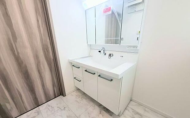 《洗面台》　■朝のバタバタした身支度を支えてくれる洗面所。