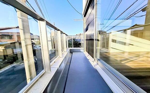 《バルコニー》　■陽当りも良く、長時間日が当たるので、洗濯物も良く乾きそうです。目の前には気持ちの良い青空が、夜には綺麗な星空が広がります。