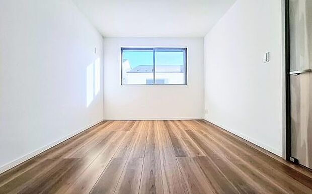 《洋室》　■くつろぎの場としてだけでなく、趣味や仕事のパーソナルスペースとしても活躍する洋室。個の時間をたっぷり楽しめる快適空間です。大きなクローゼットは趣味の道具をしまっても余るぐらいの大きさです。