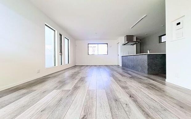 《リビングダイニング》　■上質な時間を育む暮らしのメインステージ。寛ぎとご家族とのコミュニケーションを育む居心地のよい場所。この明るい空間は家族に安らぎを与えて、落ち着いた心地よい空間になるでしょう。