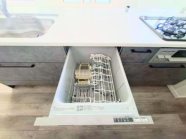 《食器洗い乾燥機》■家事の時間をもっと自分らしく。ビルトイン食洗器が忙しい毎日に心のゆとりをプラス。家族との会話や趣味の時間を大切にできる、スマートな暮らしを