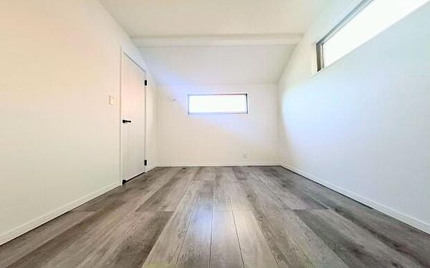 《子供部屋・洋室》　■白い壁が窓から射し込む光を室内にまわし、柔らかな明るさを奥まで届ける。穏やかな空気に満ちた空間。