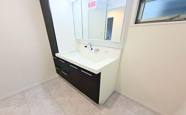 《洗面台》　■朝のバタバタした身支度を支えてくれる洗面所。