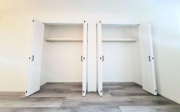 《収納》　■洋服を機能的に収納できるハンガーパイプのほか、帽子やバッグを置ける枕棚も設置。ゆとりあふれる収納空間です。