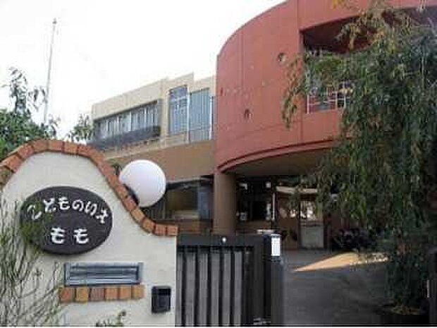 こどものいえもも保育園まで153m、人を愛し愛されるすばらしい体験を重ねながら成長と成熟をとげる子どもたちの生活の場を実現していきます。