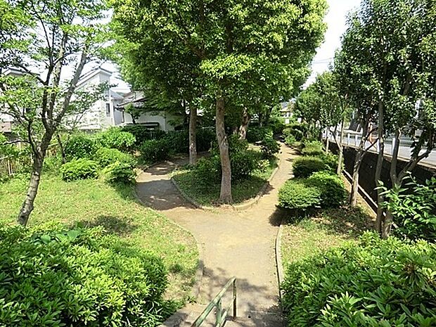 平公園まで880m、子どもが走り回るには十分な広さの公園です。こんもりとした木々の間をお散歩するのもいいですね。