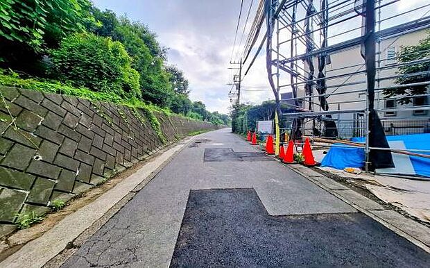 《前面道路》 ■道路と敷地はフラットな地形です。