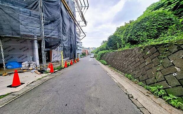 《前面道路》 ■落ち着いた住環境です。