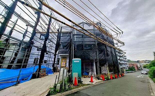 《前面道路》 ■道路と敷地はフラットな地形です。