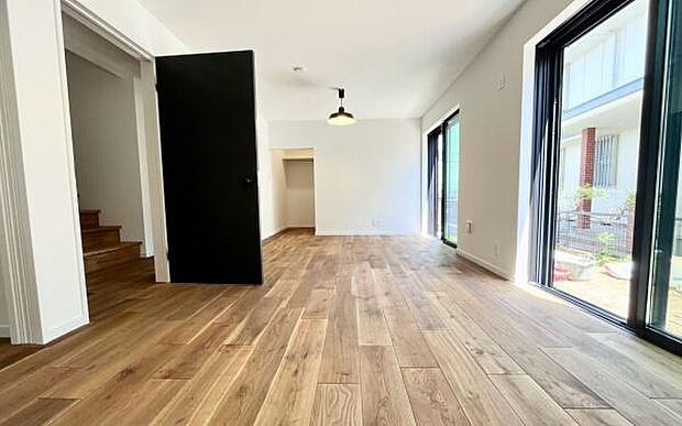 《子供部屋》 ■お子様の成長を優しく見守る、明るい子供部屋。遊んだり、学んだり、時には一人の時間を過ごしたりと健やかな毎日を育む大切な場所。未来への第一歩を育む、かけがえのない空間です。