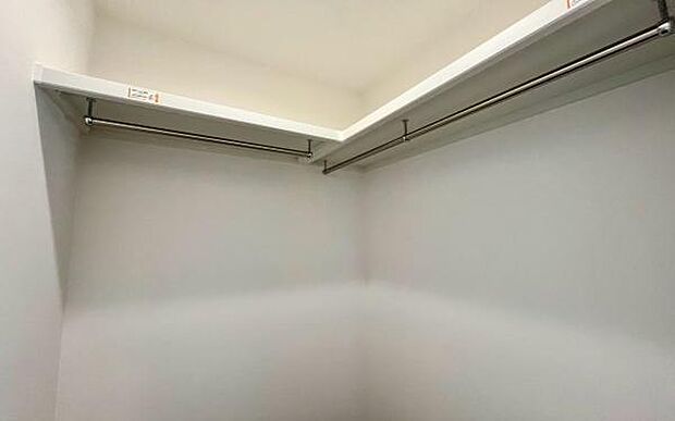 《ウォークインクローゼット》 大容量のウォークインクローゼットをご用意。衣類だけでなく、遊び道具やトランクなどの旅行用品の収納にも重宝します