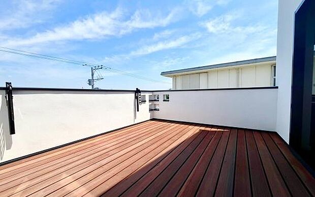 《バルコニー》 「青い空」と「白い雲」、「気分が晴れる場所」がここにあります。