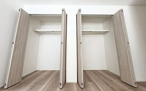 《収納》　■室内をいつもすっきり保てる、収納力のあるクローゼット。ハンガーパイプと棚板で衣類の整理整頓がしやすく、日々の暮らしをスマートにサポート。