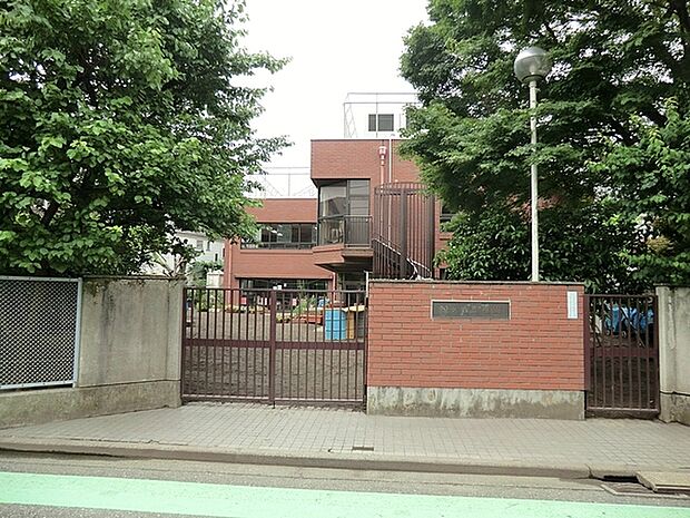 桜ケ丘幼稚園まで1065m、鶴見区で最も歴史がある幼稚園の一つ。他者の多様性を尊重し、 形式にとらわれない自由さを持つ。を大切に考えています。