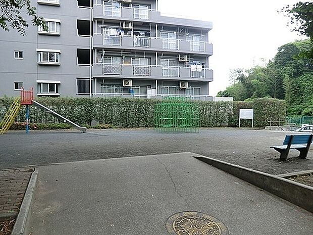 獅子ケ谷第三公園まで793m、住宅街の比較的広めな公園です。きれいに整備された気持ちの良い空間で遊べます。