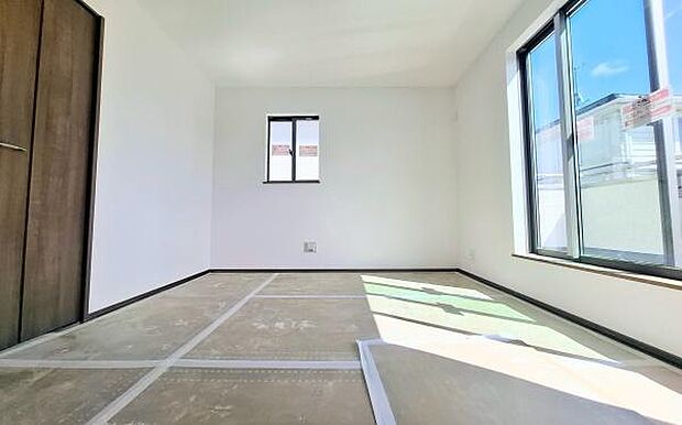 《洋室》 ■机とべットを入れても十分な広さ。お子様の勉強部屋に。