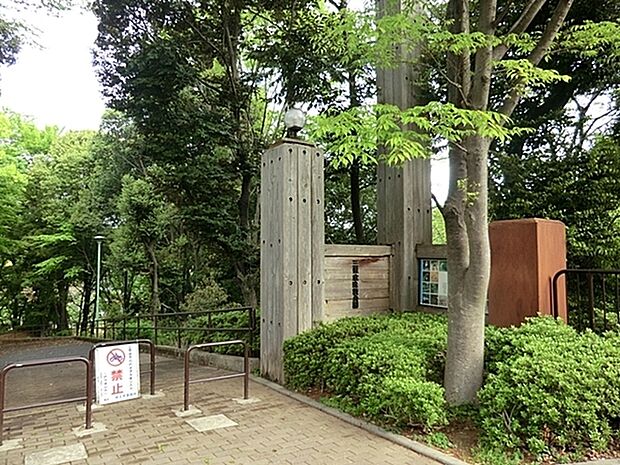 三保念珠坂公園まで1097m、芝すべりに川遊びができる プレイパークもあって、たっぷり遊べる公園です。公園の下には梅田川が流れています。