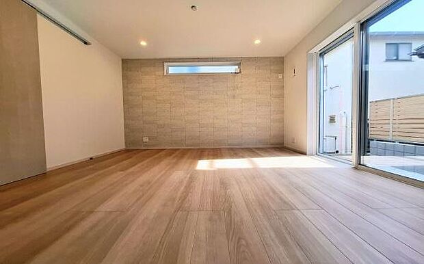 《リビングダイニング》 ■上質な時間を育む暮らしのメインステージ。寛ぎとご家族とのコミュニケーションを育む居心地のよい場所。この明るい空間は家族に安らぎを与えて、落ち着いた心地よい空間になるでしょう。